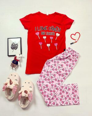 Pijama dama ieftina din bumbac cu pantaloni roz si tricou rosu cu imprimeu Candy